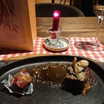 Labyrinth - 熱プレートステーキ、A4 栃木和牛、海南赤ワインソース、地元の黄金春茸