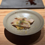 とり茶太郎 - 名古屋コーチン胸たたき、手前210日、奥365日