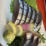 居酒屋 こあじ - こあじのきずしは新鮮で酢の〆具合も最高です。仕入れによりますが、ある時は必ず頼まれるお客様が多いので早い物勝ちです。