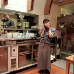 魚とワインはなたれThe Fishand Oysters 田町店 - フロアーの元気なスタッフ