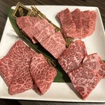 焼肉さのや - 特選近江牛肉4種盛り(右上：ロース、左上：ミスジ、左下：トウガラシ、右下：サーロイン)