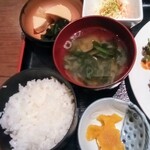 鉄板居酒屋 こんご - ごはん・漬物・お味噌汁