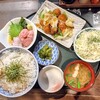 梵天食堂 - 本日のサービスランチ定食(大盛り)、あとのせ小鉢のおまかせ海鮮丼と野菜たっぷり肉団子の甘酢あんかけ