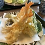 魚梅 - 先ずは熱感ある天ぷらから頂きます　海老は足付き　鮮度が良いのでしょう　キスも付いてました　油切れと揚げ方もお上手