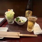 Kushitei - 中瓶スタート　真ん中のぬた和えと　野菜たちはお通しみたいです。