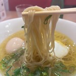 黄金の塩らぁ麺 ドゥエイタリアン - 