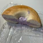 Yummy Bagel  - ブルーベリー３２０円。
             
            この日は買わなかったけどイチゴやオレンジを挟んだフルーツベーグルにも後ろ髪を引かれました・・・
             