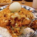 Puneuma Kare - 【チキンカレー(大盛り)】(¥680)+【ヒヨコ豆・ゆで卵・チーズ3種トッピング】(¥200)+【フライドオニオン】(¥50)