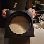 表参道 HYENE - 塩握りを作ってくれる、この釜は、46万円もする特別なものらしい( ; ゜Д゜)