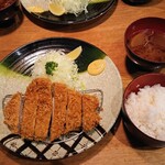 Rikaen & Tannokura - ご飯のお椀？が大きいので小さくみえますが、トンカツはボリュームあります。