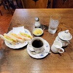 カフェ・バール こうべっこ - モーニングはドリンクとハーフサンド、600円