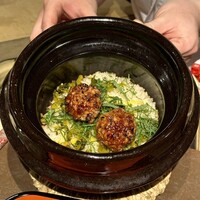 一石三鳥 別邸 - 食事:厳選焼鳥つくねと黄ニラの土鍋ご飯