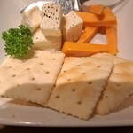 銀座ライオン - クリームチーズに胡椒パラリと蜂蜜トロリ