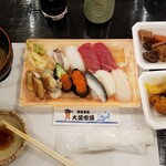 御食事処 大漁市場 - お代わりと総菜。