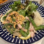 8TH SEA OYSTER Bar - 牡蠣とベーコン、アスパラガスのネギ塩ソテー