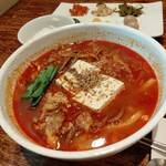 Soushian - ユッケジャンうどん。スープ自体はなかなか美味しいけどうどんは冷凍うどんかな？一切美味しくないです。あと別添ライスもベチャベチャで酷い。