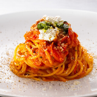 Italian dishes that pair well with alcohol starting at 600 yen. Perfect for a quick drink or a meal.