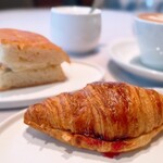 Bar RAFFINATO - “A. COLAZIONE”は
      パニーニ･クロワッサン･コーヒーがSET
      ※コーヒーの他  ティー/エスプレッソ/カプチーノ 選択可