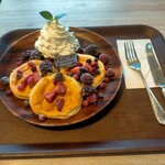 Kicchimmoanaina - リコッタチーズのふわふわパンケーキ/ミックスベリーをチョイス  1100円  パンケーキは3枚。