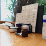やぶ善 - 卓上調味料。優しい外光が入るテーブル席。