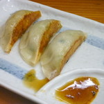 関東軒 - 支那そばひかえめセット（￥700）の餃子。大好きな焼き餃子がちょこっと食べられるのがいい！