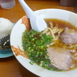 関東軒 - 支那そばひかえめセット（￥700）の半玉支那・おにぎり1ヶ・昆布の佃煮。程よい量が嬉しかったです！ラーメンもおいしいけど、おにぎりもおいしいです！