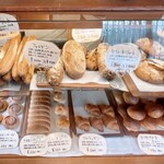 ベッカライ ビオブロート - ショーケース内にはシンプルなパン達
      色々飾りつけないシンプルさが
      生地に対する自信の表れかも☝︎