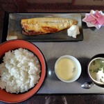 魚藤 - ご飯は普通盛り。私は（ご飯の盛りのいい店＝美味しい店）と思っています