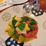 青い月 - ホタテとアボカドのマリネ(下にもホタテ有り)