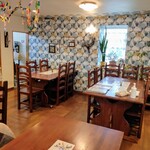 青い月 - 家庭的な雰囲気の店内