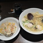 Shanhai Karyuu - 【2024.2.22(木)】本日のランチ①（海鮮つみれラーメン＆五目チャーハン）900円→800円