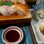 寿司居酒屋 二の丸 - 付きだしとして、ゲソとキノコのマヨネーズ和え、すり身揚げの小鉢が2品。
                                