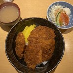 Grill & Kitchen かぼちゃの馬車 - ミニサラダと味噌汁のセットで千円はお値打ち