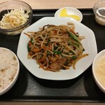 台湾焼小籠包 玉龍 - 料理写真:ニラレバ定食、935円。