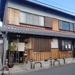 食堂 椿 別館 - 町家の外観でいつ頃建築されたかわかるのですが、これは昭和ですね。新し過ぎもせずちょうど良いです