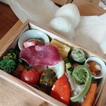 食堂 椿 別館 - 折箱を開けると野菜がぎっしり！しかも、ひとつ取り出すと下に違う野菜が隠れています。上から撮った画像だけでは素晴らしさが伝えきれないお弁当でした