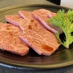 Moumou Tei - うまいな上カルビは上質な肉に牛脂溢れる