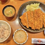 とんかつ　花むら 池田店 - 豚汁（小）は私からの注文です。基本的に味噌汁です。おかわりは味噌汁になります。ご飯は白米と十六穀米を選べます。