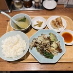 餃子製造直販 餃山堂 - 週替わりBハーフ回鍋肉定食-ごはん中 ¥820-