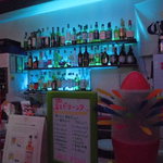 ダイニングダーツバーBee - ポップな店内、青のカウンター奥