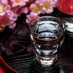 茶蕎麦専門店 和束家 - ドリンク写真:全国でも屈指の老舗酒蔵が軒を連ねる伏見酒造。その中でも茶蕎麦の旨味を一層引き立てる日本酒を、和束家が１８蔵元から厳選しました。店主がその日ごとに選ぶ日本酒をお楽しみください。京都伏見酒造の銘柄をぜひ味わってみてください。