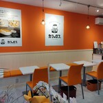 Cafe Rob - 明るくて奇麗な店内。開店祝いのお花があちこちに