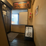 一滴八銭屋 新宿本店 - 2階入り口写真
                                
                                先客待ちは無かったが…店内は満席で
                                
                                少し待つ…食べた後お店を出ると
                                
                                階段下まで行列が…ラッキーでした！