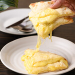 サンライズ - チーズナン持ち上げ