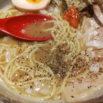 麺や 六三六 - 黒胡椒投入