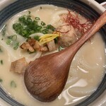 一滴八銭屋 - 濃厚な鶏と香味野菜の白濁スープ
      
      コラーゲンたっぷり♡
      
      つみれがめちゃ美味いっす。
      
      プースーは薄味。