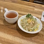 kouchanomisekeniyan - スープは、野菜が入っていて自然なお味。キャベツサラダのドレッシングも濃すぎないのがいいね！