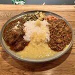 ハルダモンカレー - 右: Hormon & Chicken keema