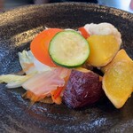 Saikaiseki Higashiurawatakasago - 素材に合わせ素揚げした季節の彩豊かな野菜を和洋折衷の自家製ドレッシングとつけダレで。