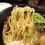 ラーメン 戸みら伊 - 戸みら伊らぁめん、麺リフトアップ